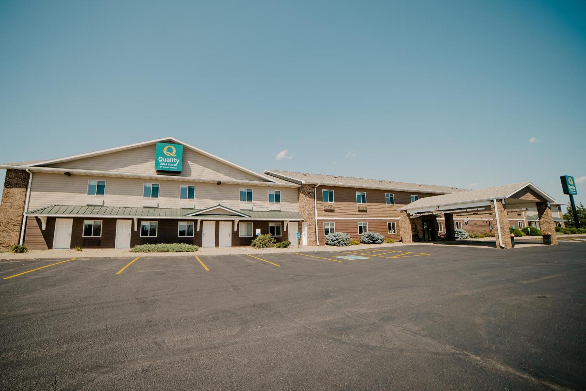 Quality Inn & Suites Watertown Near Prairie Lakes Ice Arena Dış mekan fotoğraf