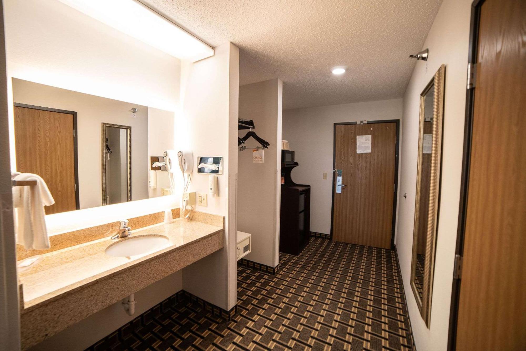 Quality Inn & Suites Watertown Near Prairie Lakes Ice Arena Dış mekan fotoğraf