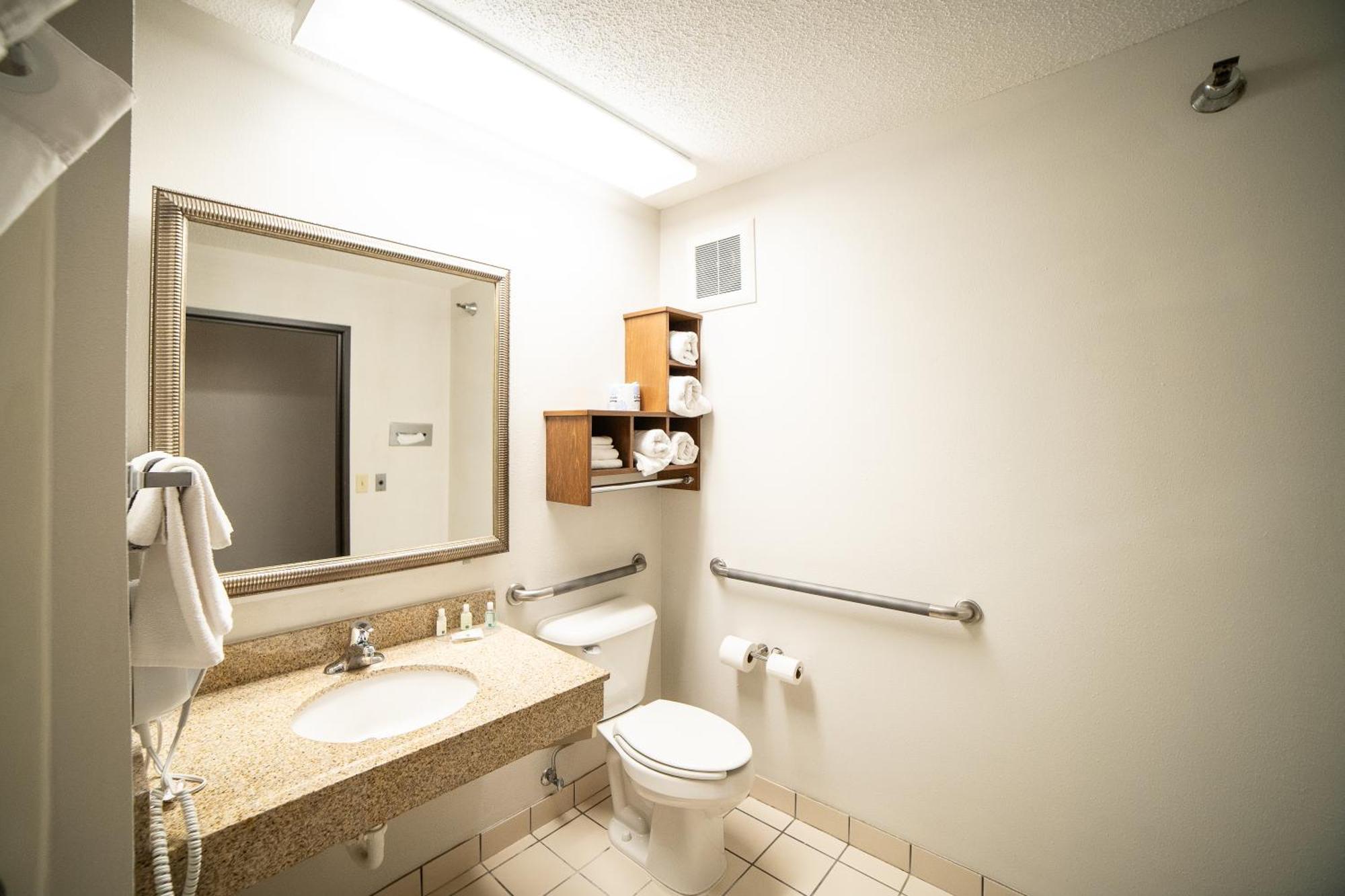 Quality Inn & Suites Watertown Near Prairie Lakes Ice Arena Dış mekan fotoğraf