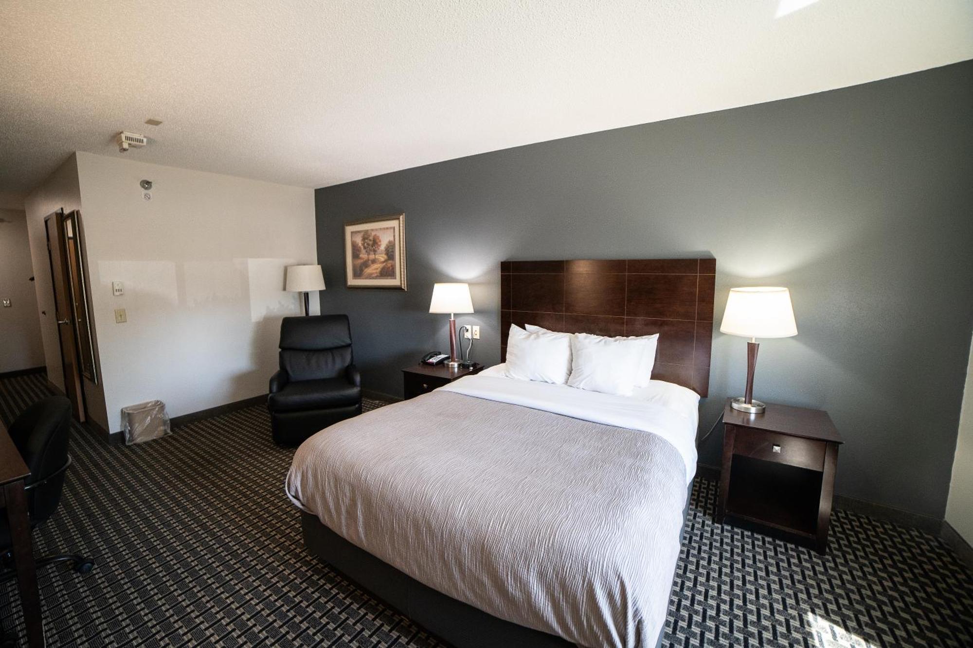 Quality Inn & Suites Watertown Near Prairie Lakes Ice Arena Dış mekan fotoğraf