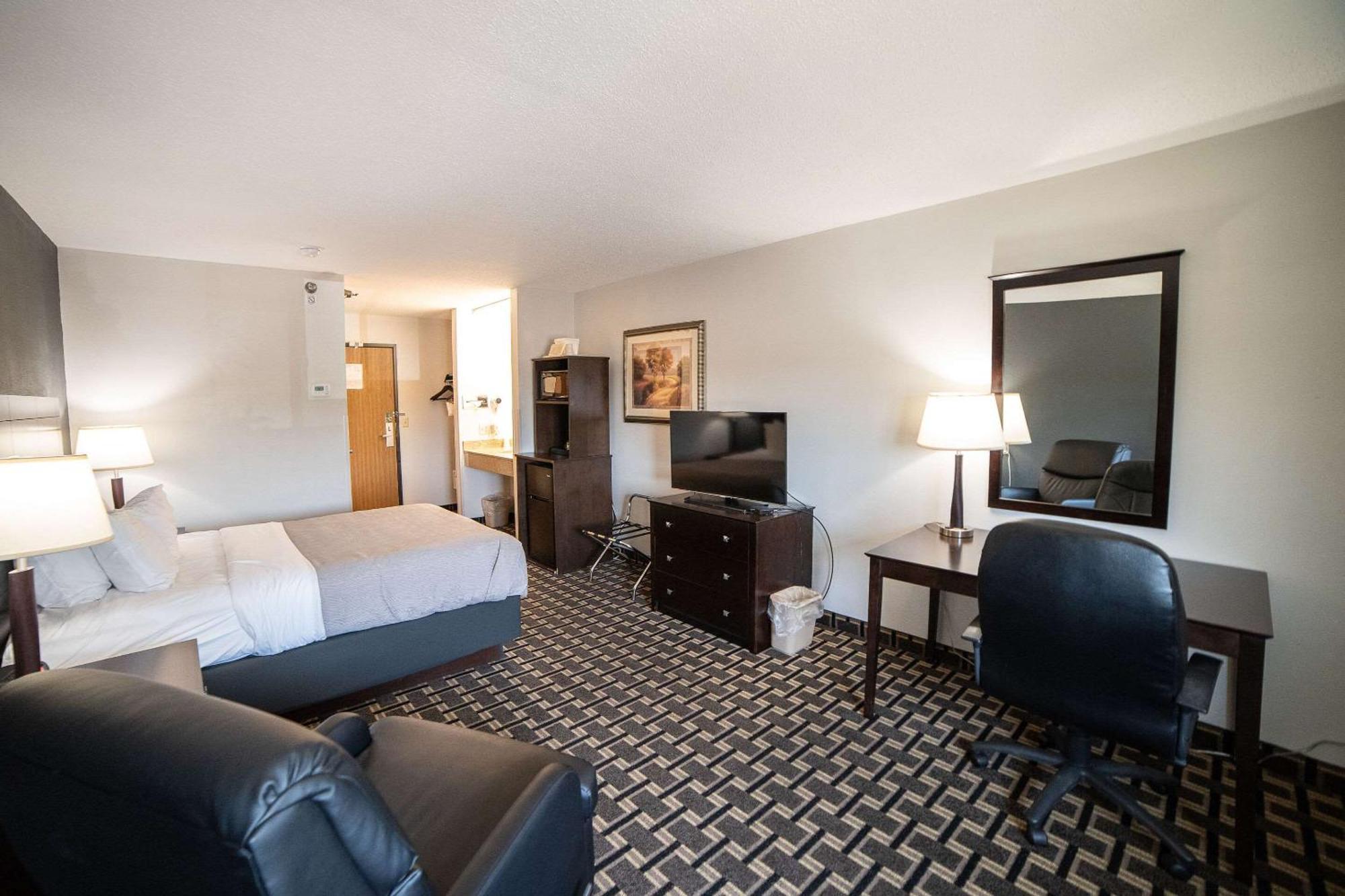 Quality Inn & Suites Watertown Near Prairie Lakes Ice Arena Dış mekan fotoğraf